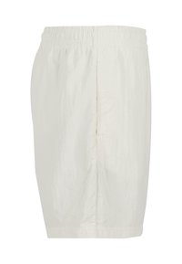 Shorts blancs en tissu léger, dotés d'une taille élastique et d'une texture lisse. Design simple sans motifs visibles.