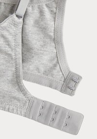 Šedé textilní spodní prádlo s nastavitelnými ramínky, vyrobené z jemného materiálu, s elastickým zapínáním a detaily ve formě cik-cak prošití.