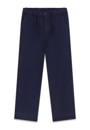 Granatowe casualowe spodnie z elastycznym pasem, sznurkiem, zapięciem na guzik i bocznymi kieszeniami, rozłożone na białym tle.