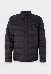 Schwarze Steppjacke mit Druckknopfkragen, horizontalem Steppmuster, einer Brusttasche mit gelbem Logo und glatter, glänzender Textur.