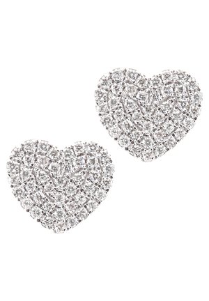 Pendientes en forma de corazón hechos de metal con tono plateado, adornados con numerosas pequeñas piedras de strass claras, que exhiben un diseño de superficie texturada.