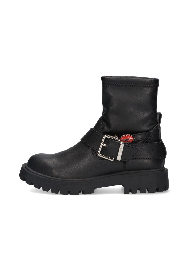 Botas de tobillo de cuero negro con punta redondeada, detalle de hebilla lateral y diseño de suela robusta. Material superior suave con acentos de costura.