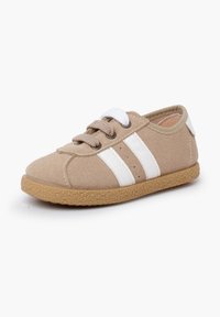 Sneaker in suede beige con accenti striati bianchi, punta rotonda, design con lacci e suola in gomma testurizzata. Forma leggera e a profilo basso.