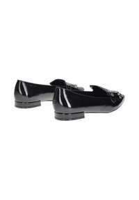 Ballerine in vernice nera con tacco piatto, caratterizzate da un motivo a fiocco e da una finitura decorativa sulla punta.
