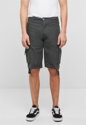 Cargo-Shorts aus dunkelgrauer Baumwolle mit mehreren Seitentaschen, leichtem Trageerscheinung und lockerem Schnitt. Kombiniert mit schwarzen Sneakers.