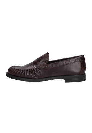 Donkerbruine leren loafer met gestikte details op de teen en zijkant, met een lage zwarte hak en instapontwerp.