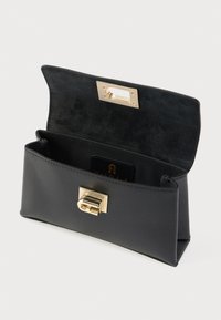 Mustast nahast käekott tekstureeritud pinnaga, kuldse riistvara kinnitusega ja seemisnahast sisevoodriga. Omab ristkülikukujulist kuju ning avatud sahtlit.