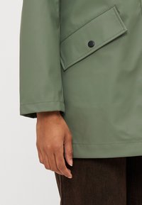 ONLY Petite ONLELISA RAINCOAT - Parka - agave green