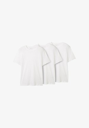 Drei schlichte weiße Rundhals-T-Shirts aus Baumwolle. Kurzärmlig mit lockerem Schnitt. Jedes hat ein Etikett am Halsauschnitt. Keine Muster oder Akzente.