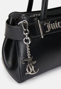 Czarna torebka o fakturze, z gładkiej skóry, ze srebrnymi detalami, z logo "Juicy" oraz zawieszką z "JL", krótki pasek na ramię.