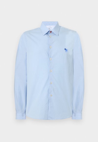 Hellblaues langärmeliges Hemd mit Knopfleiste, Kragen und einem kleinen, blauen, gestickten Zebra-Logo auf der linken Brust.