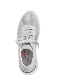 Grauer Sportschuh mit einem Obermaterial aus Mesh, Suede-Akzenten, runder Zehenpartie und Schnürdesign sowie einer gemusterten Innensohle. Leichte Gummisohle.