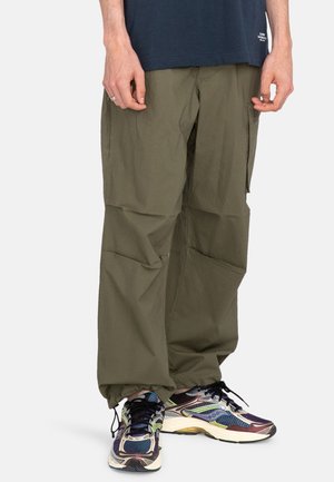 CHILLIN TRAVEL - Pantalon classique - green