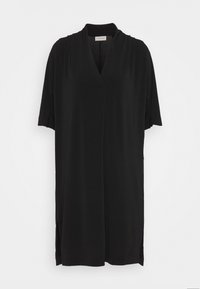 Svart kortärmad klänning med V-ringning, har en lös passform, sidoklyvningar och mjukt, slätt tyg. Minimalistisk design utan utsmyckningar.