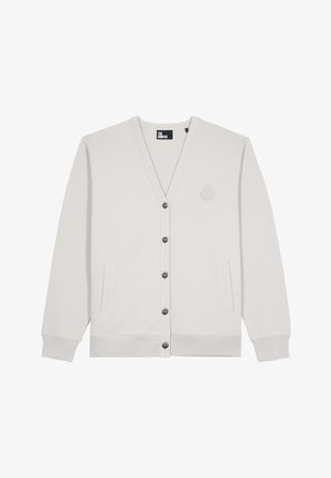 Cardigan button-up grigio chiaro con scollo a V, maniche lunghe, due tasche frontali e un logo ricamato discreto sul lato sinistro del petto.