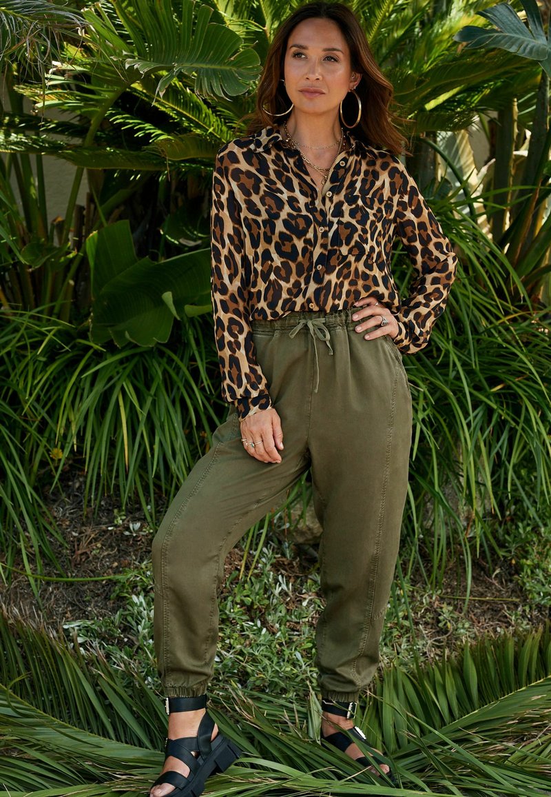 Next MYLEENE KLASS TENCELÂ„¢ TAPER TROUSERS - Jeans Tapered Fit - khaki