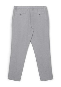 Pantaloni da abito grigi chiari da uomo visti da dietro, con passanti per cintura e due tasche posteriori con bottone.