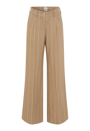 Beige bukser med vide ben og tynde hvide lodrette nålestriber, forrest knappelukning og lynlås, bæltestropper og sidelommer, mærket Brax.