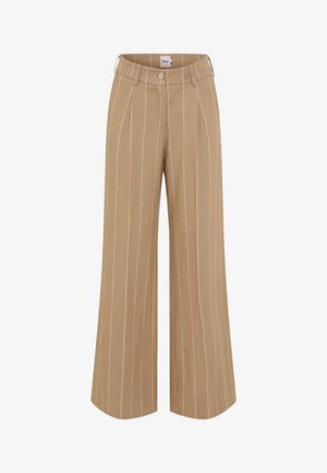 Beige bukser med vide ben og tynde hvide lodrette nålestriber, forrest knappelukning og lynlås, bæltestropper og sidelommer, mærket Brax.