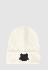Biała prążkowana czapka z zawiniętym mankietem, z czarną łatką z twarzą kota z przodu, wykonana z miękkiego, teksturowanego materiału.