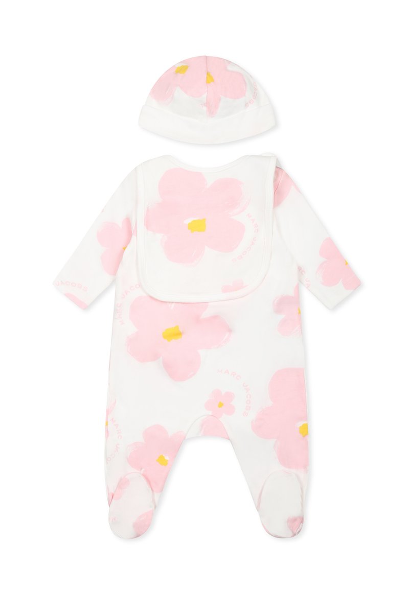 Salopette blanche pour bébé assortie d'un chapeau, ornée de grandes fleurs abstraites roses avec des centres jaunes. Fabriquée en tissu doux et texturé.