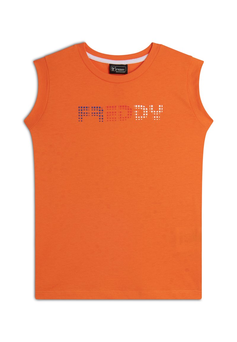Camiseta de algodón naranja con mangas cortas y ligeramente acampanadas. En la parte frontal presenta la palabra "FREDDY" en letras coloridas y punteadas.