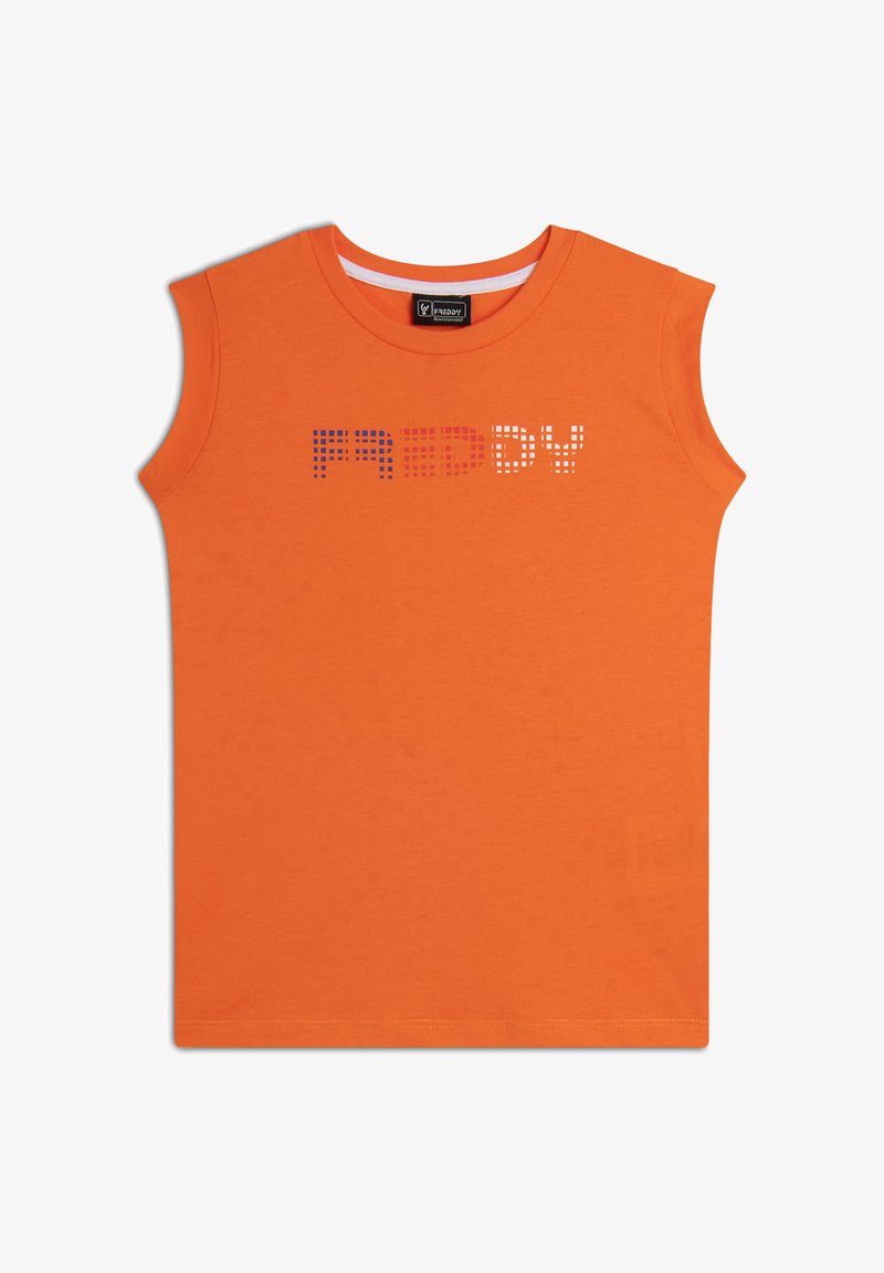 Camiseta de algodón naranja con mangas cortas y ligeramente acampanadas. En la parte frontal presenta la palabra "FREDDY" en letras coloridas y punteadas.