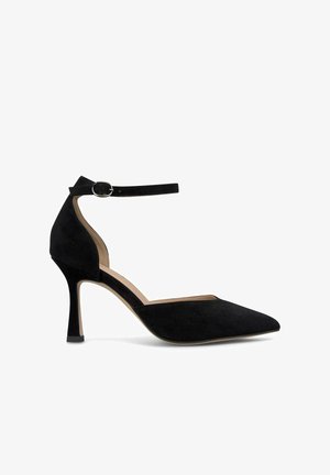 Zwarte suède hoge hak schoen met een spitse neus en enkelbandje, voorzien van een gespsierraad. Vriendelijke uitstraling en een elegant ontwerp.