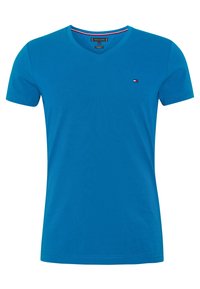 Blaues V-Ausschnitt-T-Shirt aus Baumwolle. Kurze Ärmel, schmaler Schnitt und ein kleines Logo auf der linken Brust. Glatte Textur, schlichtes Design.
