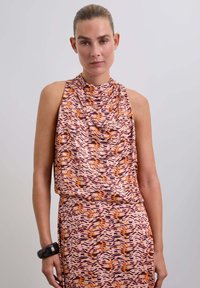 Ärmelloses Kleid aus einem weichen, leichten Stoff mit einem pinken, orangefarbenen und braunen wellenförmigen Muster; mit drapiertem Ausschnitt und elastischem Taillendetail.