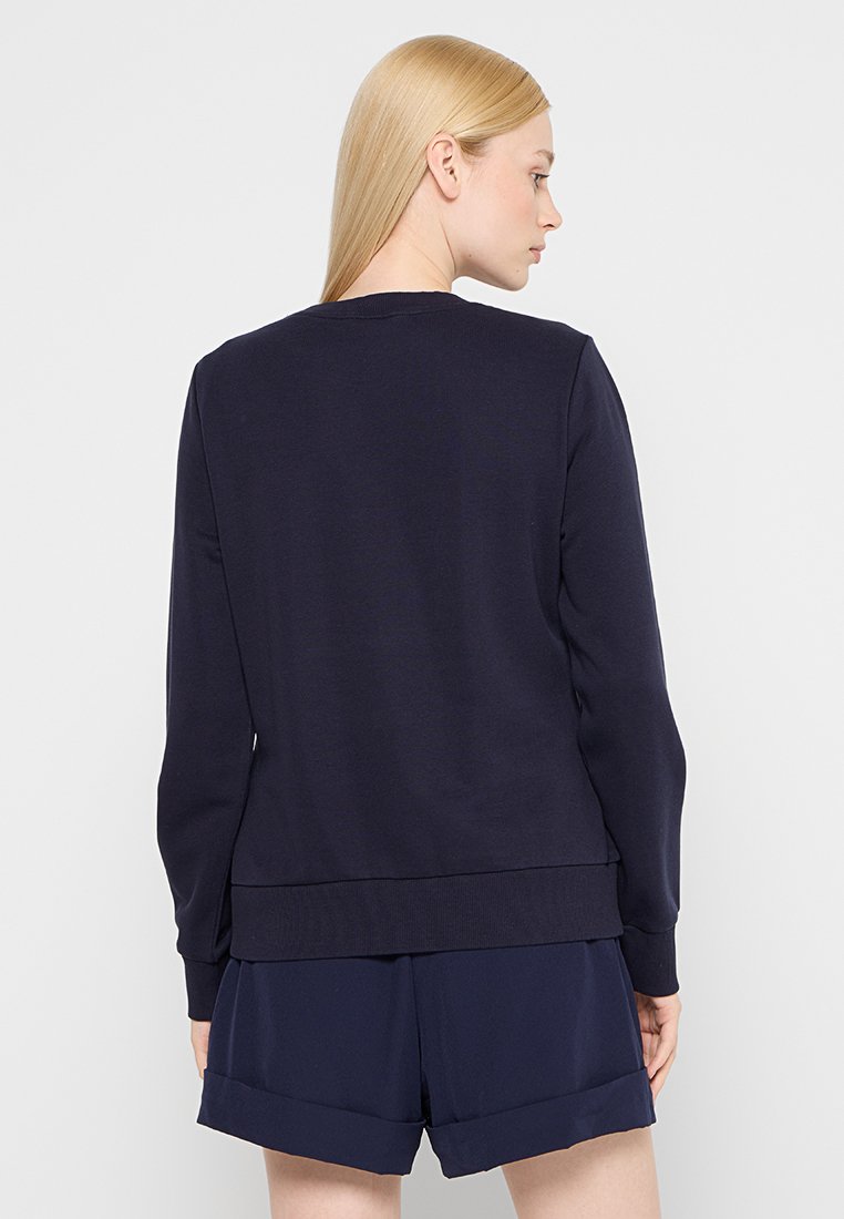 Felpa blu navy, collo a giro, maniche lunghe, polsini e fondo a coste, texture di tessuto morbido, presenta una cucitura orizzontale sul retro.