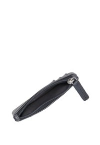 Smukły szary portfel skórzany z zamknięciem na zamek błyskawiczny, o teksturowanym wykończeniu i małą materiałową zawieszką. Wnętrze wyściełane jest czarną tkaniną.