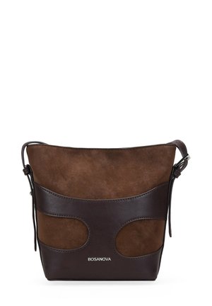 Bolso de bucket de cuero marrón con detalles de ante, diseño curvado y detalles recortados. Correa ajustable; presenta el nombre de la marca "BOSANOVA" en la parte frontal.