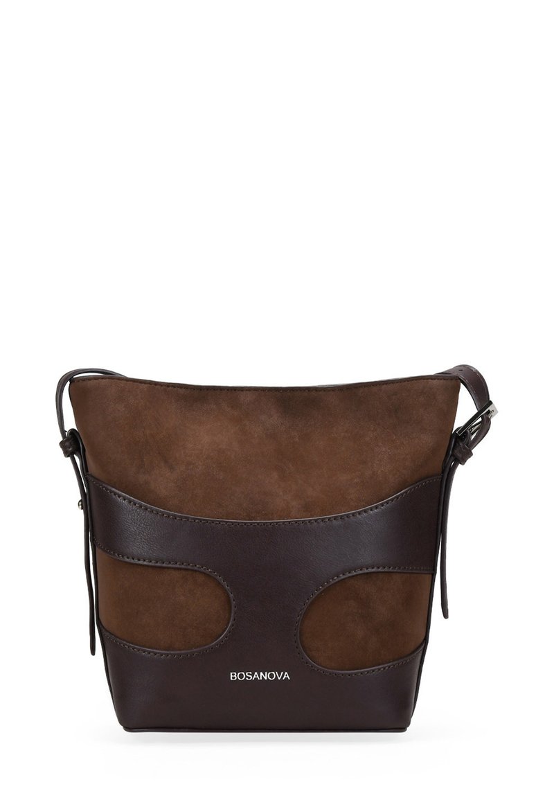 Bolso de bucket de cuero marrón con detalles de ante, diseño curvado y detalles recortados. Correa ajustable; presenta el nombre de la marca "BOSANOVA" en la parte frontal.