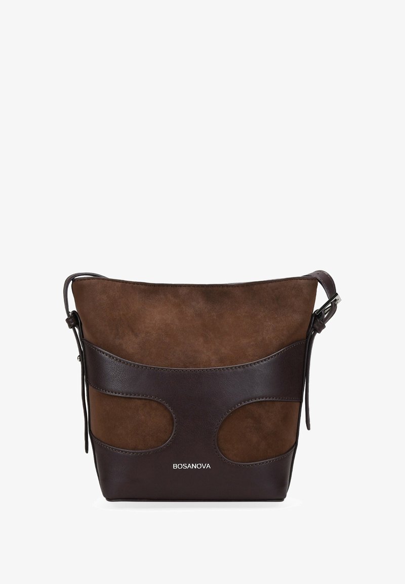 Bolso de bucket de cuero marrón con detalles de ante, diseño curvado y detalles recortados. Correa ajustable; presenta el nombre de la marca "BOSANOVA" en la parte frontal.