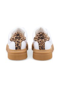 Weiße Sneakers mit Leopardenmuster-Akzenten an der Ferse, Gummisohle und strukturiertem Gummiausgang. Gestickte Details und gepolsterter Kragen.