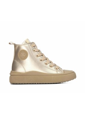 Zapatilla beige de caña alta con parte superior texturizada, puntera redonda, suela gruesa con relieve, cordones delanteros y logotipo circular de la marca en la zona del tobillo.