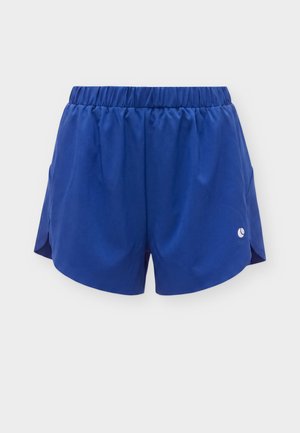 Kék sport rövidnadrág elasztikus derékpánttal és kis fehér logóval jobb alsó oldalon, egyszínű háttér előtt bemutatva.