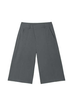 Pantalon large gris foncé raccourci avec passants de ceinture et poches latérales isolé sur fond blanc.
