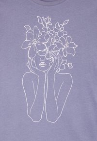 T-shirt lilla con design ricamato bianco raffigurante un volto con le mani sulle guance, ornato da elementi floreali sopra la testa.