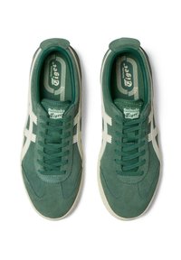 Groene suède sneakers met witte accenten, met een ronde neus, vetersluiting en textuurzolen. Merken zichtbaar op de binnenzolen.