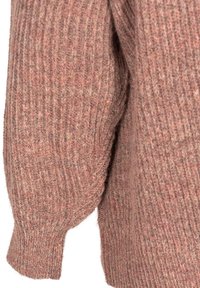 Maglione a coste in morbido rosa, con una vestibilità ampia, lavorazione a maglia testurizzata e maniche rilassate. Il materiale appare accogliente e caldo.