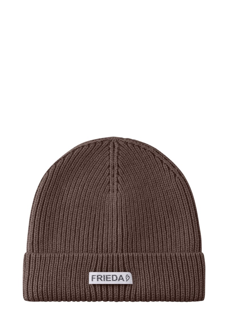 Bruine gebreide beanie gemaakt van ribstof met een omgeslagen rand; voorzien van een wit label met de merknaam "FRIEDA."