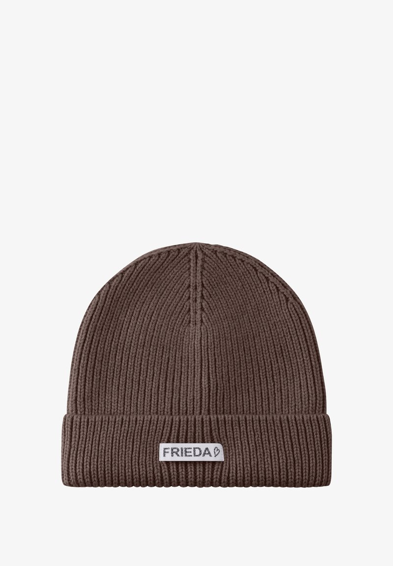 Bruine gebreide beanie gemaakt van ribstof met een omgeslagen rand; voorzien van een wit label met de merknaam "FRIEDA."