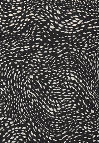 Tecido preto com um padrão abstrato branco em espiral, que se assemelha a pinceladas ou ondas, apresentando uma superfície texturizada e tecida.