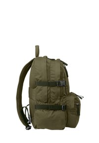 Sac à dos olive avec dos et bretelles rembourrés, boucles réglables, poche latérale externe et tissu texturé. Design compact.