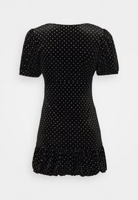 Černé sametové šaty s krátkými nabíranými rukávy, vzor s puntíky, dobře padnoucí živůtek a volánkový lem. Hladká textura, elegantní design.