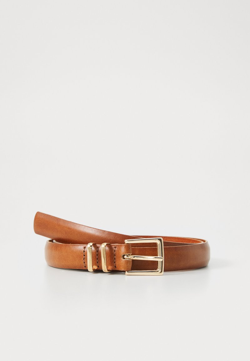 Brūns ādas jostas ar spīdīgu zelta taisnstūra sprādzi, kurai ir divi regulējami knaibu un gluda tekstūra, ideāls dažādiem tērpiem.