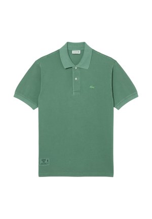 Polo shirt in cotone verde con classico colletto a tre bottoni, maniche corte e un piccolo logo sul lato sinistro del petto.