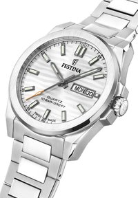 Festina kvarts pulksteņi ar sudraba nerūsējošā tērauda aproci. Iekļauj teksturētu baltu ciparnīcu, gaismu atstarojošus marķierus un datuma logu.